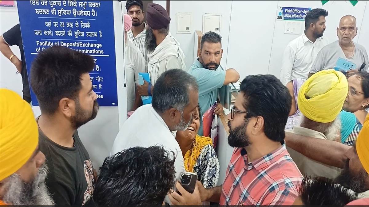 SBI ਸਾਦਿਕ ਦਾ ਘਪਲਾ ਕਰੋੜਾਂ 'ਚ ਪੁੱਜਾ, ਬੈਂਕ ਮੁਲਾਜ਼ਮ ਫਰਾਰ, ਲੁੱਕ ਆਊਟ ਨੋਟਿਸ ਜਾਰੀ ਕਰਨ ਦੀ ਮੰਗ