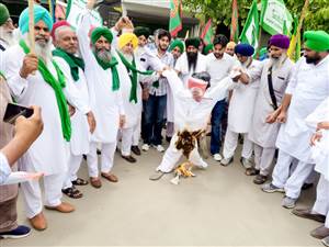 ਟਰੇਡ ਡੀਲ ਦੇ ਵਿਰੋਧ ’ਚ ਸੰਯੁਕਤ ਕਿਸਾਨ ਮੋਰਚੇ ਨੇ ਘੇਰਿਆ ਭਾਜਪਾ ਦੇ ਜ਼ਿਲ੍ਹਾ ਪ੍ਰਧਾਨ ਦਾ ਦਫ਼ਤਰ