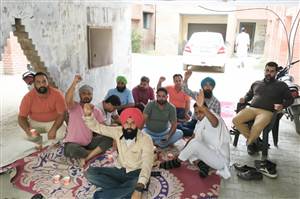 ਮਨਰੇਗਾ ਮੁਲਾਜ਼ਮਾਂ ਵੱਲੋਂ ਕਲਮ ਛੋੜ ਹੜਤਾਲ ਜਾਰੀ