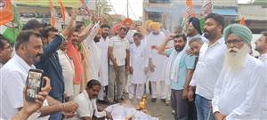 ਮੋਦੀ, ਅਮਿਤ ਸ਼ਾਹ, ਸਿੱਖਿਆ ਮੰਤਰੀ ਤੇ ਭਗਵੰਤ ਮਾਨ ਦੇ ਅਸਤੀਫ਼ਿਆਂ ਦੀ ਮੰਗ, ਕਾਂਗਰਸ ਨੇ ਫੂਕੀ ਅਰਥੀ