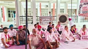 ਵਕੀਲ ਭਾਈਚਾਰੇ ਦਾ ਧਰਨਾ ਤੇ ਨਾਅਰੇਬਾਜ਼ੀ: LADC ਨੀਤੀ ਦੇ ਵਿਰੋਧ 'ਚ ਸੜਕਾਂ 'ਤੇ ਉੱਤਰੇ ਵਕੀਲ, ਕੰਮਕਾਜ ਕੀਤਾ ਠੱਪ