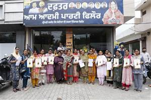 ਰੁਜ਼ਗਾਰ ਦਾ ਵਾਅਦਾ ਹਕੀਕਤ 'ਚ ਬਦਲਿਆ : ਫਿਲੌਰ 'ਚ ਨਵ-ਨਿਯੁਕਤ ਆਂਗਣਵਾੜੀ ਵਰਕਰਾਂ ਨੂੰ ਵੰਡੇ ਨਿਯੁਕਤੀ ਪੱਤਰ