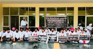 ਵਕੀਲ ਭਾਈਚਾਰੇ ਦੀਆਂ ਮੰਗਾਂ ਨੂੰ ਲੈ ਕੇ ਵੱਡਾ ਕਦਮ: ਸਰਕਾਰ ਖ਼ਿਲਾਫ਼ ਖੋਲ੍ਹਿਆ ਮੋਰਚਾ, ਭੁੱਖ ਹੜਤਾਲ 'ਤੇ ਬੈਠੇ ਵਕੀਲ