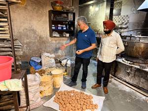 ਪੁਰਾਣੀ ਚਾਸ਼ਨੀ ਨਾਲ ਬਣ ਰਹੀ ਸੀ ਮਠਿਆਈ, ਫੂਡ ਸੇਫਟੀ ਟੀਮ ਨੇ 300 ਕਿੱਲੋ ਕੀਤੀ ਜ਼ਬਤ