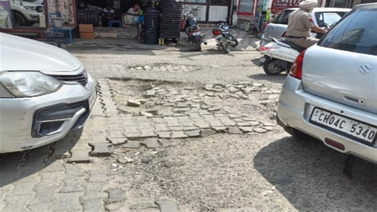 Big potholes on Lalheri road, causing major accidents