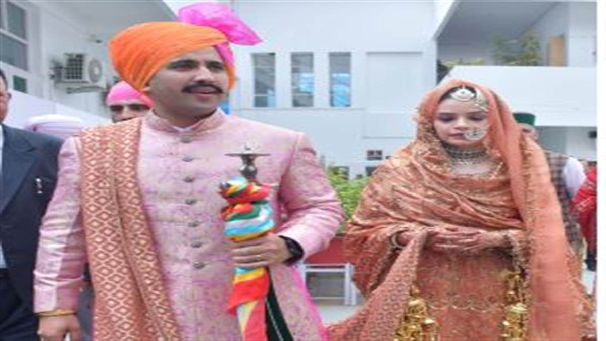 ਵਿਆਹ ਦੇ ਬੰਧਨ 'ਚ ਬੱਝੇ ਹਿਮਾਚਲ ਦੇ PWD ਮੰਤਰੀ ਵਿਕਰਮਾਦਿੱਤਿਆ, ਡਾ. ਅਮਰੀਨਾ ਨਾਲ ਚੰਡੀਗੜ੍ਹ 'ਚ ਹੋਇਆ ਅਨੰਦ ਕਾਰਜ