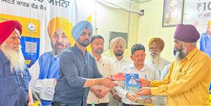 ਪਿੰਡ ਨੰਗਲ ਲੁਬਾਣਾ ’ਚ ਸਿਹਤ ਯੋਜਨਾ ਦੇ ਕਾਰਡ ਵੰਡੇ