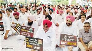 ਗੁਲਜ਼ਾਰ ਸਿੰਘ ਖ਼ੁਦਕੁਸ਼ੀ ਮਾਮਲਾ-ਕਾਂਗਰਸ ਵੱਲੋਂ ਐੱਸਐੱਸਪੀ ਦਫ਼ਤਰ ਬਾਹਰ ਧਰਨਾ