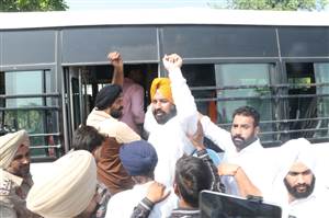 ਪੱਕਾ ਮੋਰਚਾ ਲਾਉਣ ਪੁੱਜੇ ਪ੍ਰਦਰਸ਼ਨਕਾਰੀਆਂ ਤੇ ਪੁਲਿਸ ਵਿਚਕਾਰ ਧੱਕਾ-ਮੁੱਕੀ