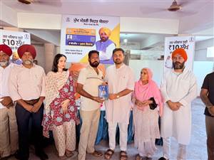 ਵਿਧਾਇਕ ਗੈਰੀ ਬੜਿੰਗ ਨੇ ‘ਮੁੱਖ ਮੰਤਰੀ ਸਿਹਤ ਯੋਜਨਾ’ ਤਹਿਤ ਸਿਹਤ ਕਾਰਡ ਵੰਡੇ