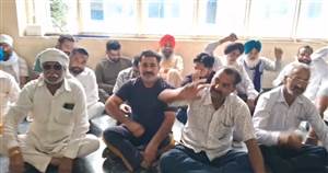 ਸੱਤ ਮਹੀਨਿਆਂ ਦਾ ਬਕਾਇਆ ਕਮਿਸ਼ਨ ਨਾ ਮਿਲਣ ਦੇ ਵਿਰੋਧ ਵਿੱਚ ਡੀਪੂ ਹੋਲਡਰਾਂ ਨੇ ਡੀਐੱਫਐੱਸਸੀ ਦਫ਼ਤਰ ਦਾ ਕੀਤਾ ਘਿਰਾਓ