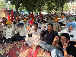 ਸਮੂਹਿਕ ਛੁੱਟੀ ਦੇ ਦੂਜੇ ਦਿਨ ਵੀ ਮੁਲਾਜ਼ਮਾਂ ਵੱਲੋਂ ਵਿਸ਼ਾਲ ਧਰਨਾ ਤੇ ਰੋਸ ਮਾਰਚ