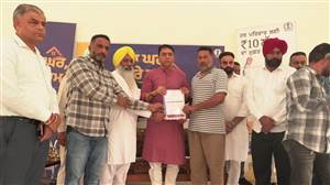 ਮੰਤਰੀ ਅਮਨ ਅਰੋੜਾ ਨੇ ‘ਮੇਰਾ ਘਰ ਮੇਰੇ ਨਾਮ’ ਸਕੀਮ ਤਹਿਤ ਵੰਡੇ ਪ੍ਰਾਪਰਟੀ ਕਾਰਡ
