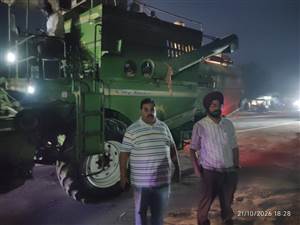 ਪ੍ਰਸ਼ਾਸਨ ਦਾ ਵੱਡਾ ਐਕਸ਼ਨ: ਰਾਤ ਸਮੇਂ ਝੋਨੇ ਦੀ ਵਾਢੀ ਕਰਦੀਆਂ 2 ਕੰਬਾਈਨਾਂ ਰੋਕੀਆਂ, ਮੁਲਜ਼ਮਾਂ ਖ਼ਿਲਾਫ਼ ਕਾਰਵਾਈ ਸ਼ੁਰੂ