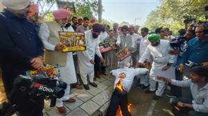 ਵਿਧਾਨ ਸਭਾ ਸੈਸ਼ਨ ਤੋਂ ਪਹਿਲਾਂ ਸਿਆਸੀ ਭੂਚਾਲ, ਵਿਧਾਇਕਾਂ ਨੇ ਫੂਕਿਆ ਸਰਕਾਰ ਦਾ ਪੁਤਲਾ; ਨਸ਼ੇ ਤੇ ਕਾਨੂੰਨ-ਵਿਵਸਥਾ ਨੂੰ ਲੈ ਕੇ ਕੀਤਾ ਜ਼ਬਰਦਸਤ ਪ੍ਰਦਰਸ਼ਨ