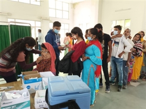 ਲੋਕਾਂ 'ਚ ਫਿਰ ਜਾਗਿਆ ਉਤਸ਼ਾਹ, ਸੈਂਟਰਾਂ ਦੇ ਬਾਹਰ ਲੱਗੀਆਂ ਲਾਈਨਾਂ