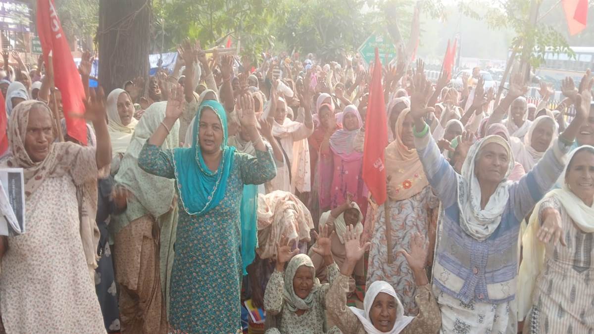 ਸਰਕਾਰ ਤੇ ਪ੍ਰਸ਼ਾਸਨ ਤੋਂ ਅੱਕੇ ਮਜ਼ਦੂਰਾਂ ਮੁੱਖ ਮੰਤਰੀ ਖ਼ਿਲਾਫ਼ ਕੀਤਾ ਰੋਸ ਪ੍ਰਦਰਸ਼ਨ