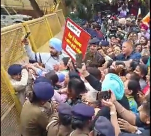 ਪੰਜਾਬ 'ਚ ਔਰਤਾਂ ਨੂੰ 1100 ਰੁਪਏ ਦੀ ਗਰੰਟੀ ਦੀ ਮੰਗ, BJP ਮਹਿਲਾ ਮੋਰਚਾ ਦਾ ਪ੍ਰਦਰਸ਼ਨ, ਚੰਡੀਗੜ੍ਹ CM ਰਿਹਾਇਸ਼ 'ਤੇ ਪੁਲਿਸ ਨੇ ਕੀਤੀ ਧੱਕਾ ਮੁੱਕੀ