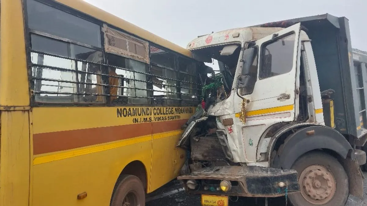 ਧੁੰਦ ਦਾ ਕਹਿਰ! ਟਰੱਕ ਤੇ ਸਕੂਲ ਬੱਸ ਦੀ ਟੱਕਰ, ਦੋਵੇਂ ਡਰਾਈਵਰਾਂ ਸਮੇਤ ਕਈ ਬੱਚੇ ਜ਼ਖ਼ਮੀ