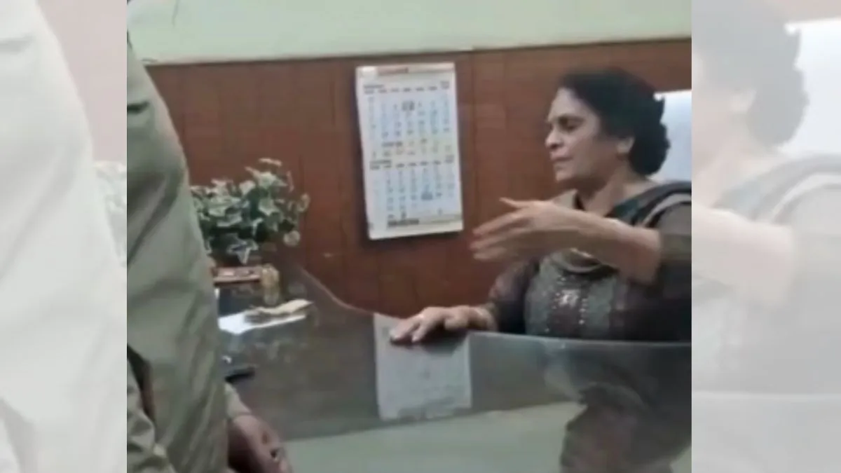 Video: 'ਜੇ ਮੇਰਾ ਹੱਥ ਫੜਿਆ, ਮੈਂ ਉਸਨੂੰ ਮਾਰ ਦਿਆਂਗਾ...', ਗੁੱਸੇ 'ਚ ਆਏ ਪ੍ਰਿੰਸੀਪਲ ਨੇ ਵਿਦਿਆਰਥੀ ਨੂੰ ਦਿੱਤੀ ਧਮਕੀ