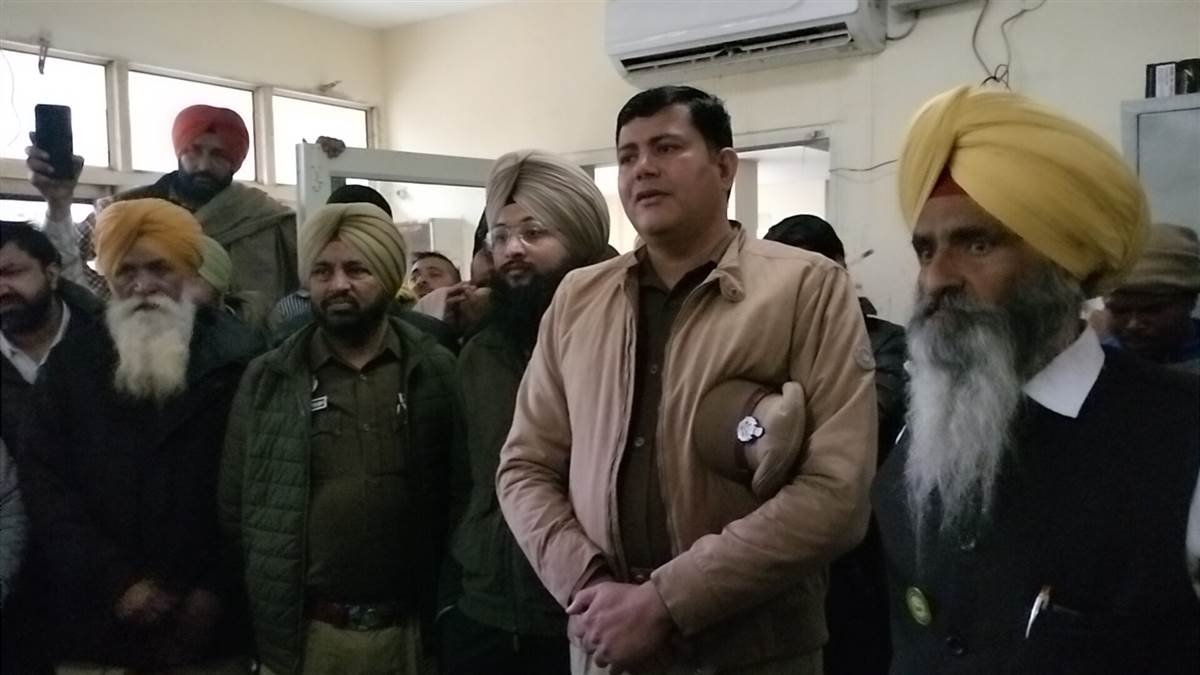 ਨਾਇਬ ਤਹਿਸੀਲਦਾਰ ਦੇ ਦੁਰਵਿਵਹਾਰ ਖ਼ਿਲਾਫ਼ ਕਿਸਾਨ ਜਥੇਬੰਦੀ ਨੇ ਦਿੱਤਾ ਧਰਨਾ