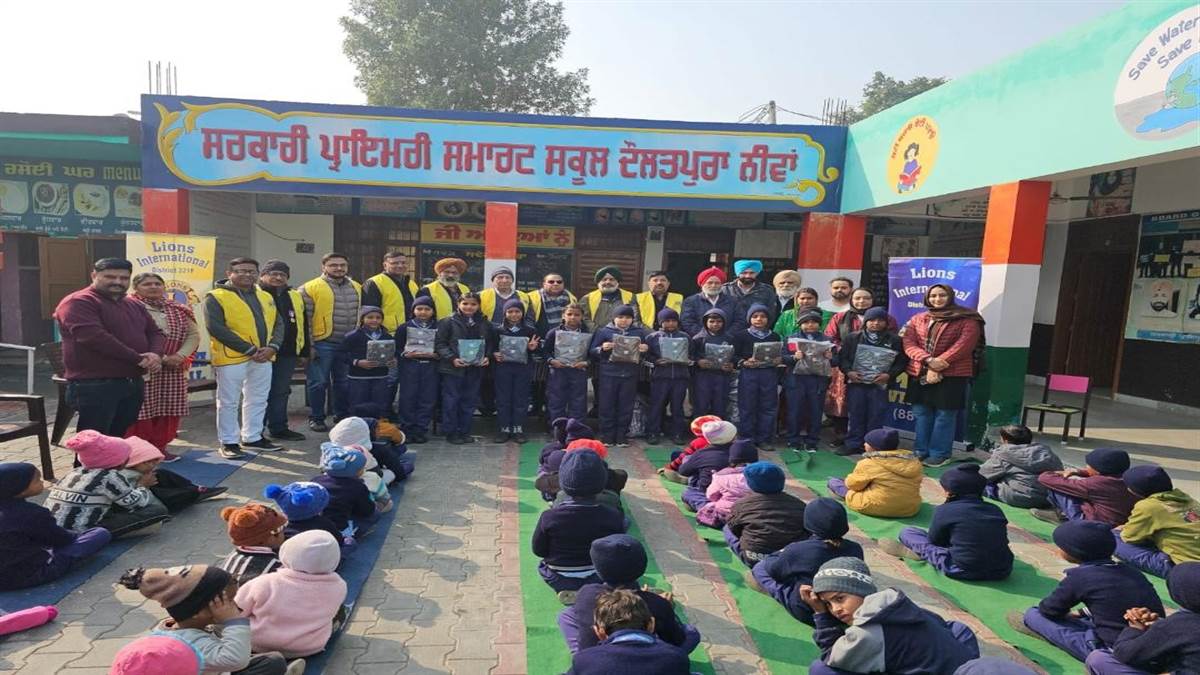 ਲਾਇਨਜ਼ ਕਲੱਬ ਵਿਸ਼ਾਲ ਨੇ ਬੱਚਿਆਂ ਨੂੰ ਕੱਪੜੇ ਵੰਡੇ