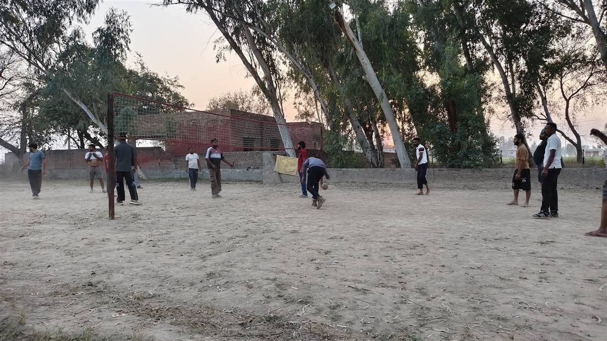 ਪਿੰਡ ’ਚ ਨੌਜਵਾਨਾਂ ਲਈ ਤਿਆਰ ਕੀਤਾ ਵਾਲੀਬਾਲ ਮੈਦਾਨ
