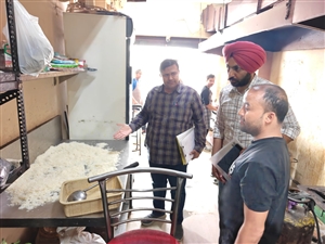 ਫੂਡ ਸੇਫ਼ਟੀ ਵਿਭਾਗ ਨੇ ਖਾਧ ਪਦਾਰਥਾਂ ਦੇ ਸੈਂਪਲ ਭਰੇ