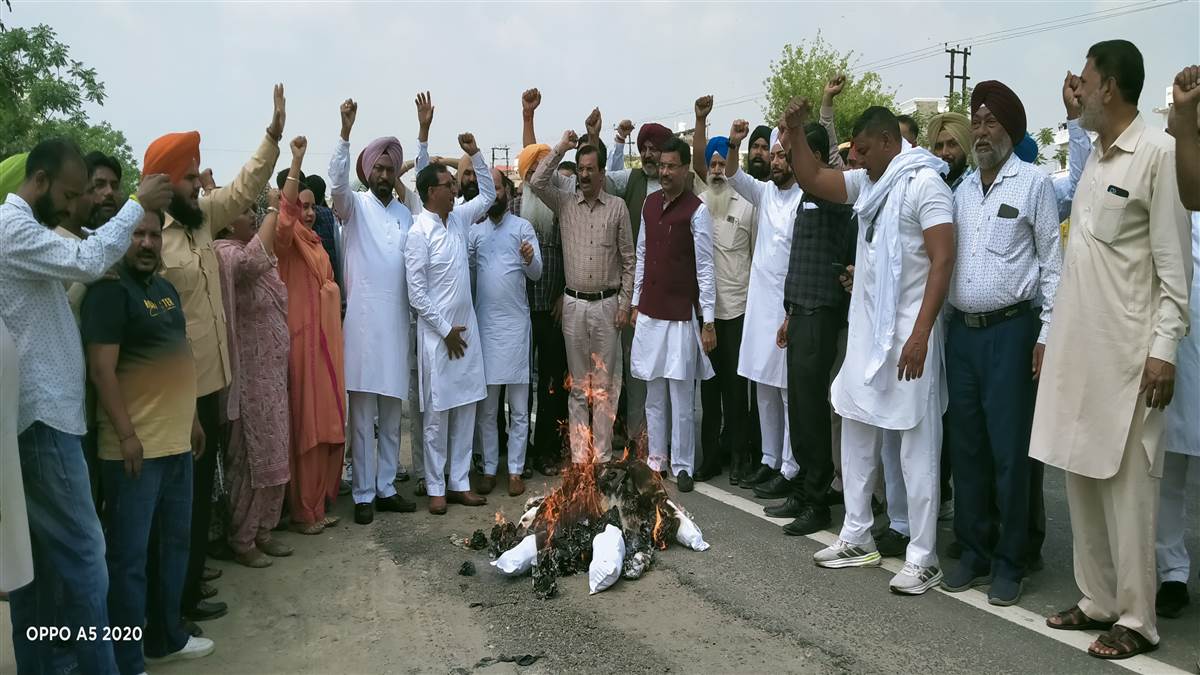 ਬੀਜੇਪੀ ਵਰਕਰਾਂ ਨੇ ਮੰਤਰੀ ਲਾਲਜੀਤ ਭੁੱਲਰ ਦਾ ਪੁਤਲਾ ਫੂਕਿਆ