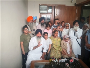 ਗਗਨਦੀਪ ਰੰਧਾਵਾ ਖ਼ੁਦਕੁਸ਼ੀ ਮਾਮਲਾ: ਮੰਤਰੀ ਲਾਲਜੀਤ ਭੁੱਲਰ ਦੀ ਗ੍ਰਿਫ਼ਤਾਰੀ ਲਈ ਪਰਿਵਾਰ ਦਾ 24 ਘੰਟੇ ਦਾ ਅਲਟੀਮੇਟਮ, ਸੜਕਾਂ 'ਤੇ ਉਤਰਨ ਦੀ ਦਿੱਤੀ ਚਿਤਾਵਨੀ