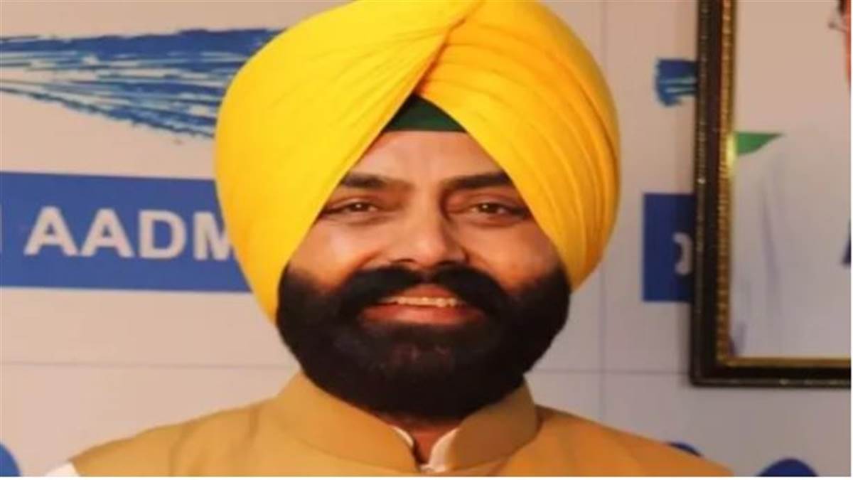 ਭੁੱਲਰ ਦੀ ਗ੍ਰਿਫ਼ਤਾਰੀ ਨਾਲ ਇਸ ਗੱਲ ਤੋਂ ਪਰਦਾ ਉੱਠਣ ਦੇ ਵੀ ਆਸਾਰ ਹਨ ਕਿ ਆਖ਼ਰ ਉਹ ਕਿਹੜੇ ਹਾਲਾਤ ਸਨ, ਜਿਨ੍ਹਾਂ ਕਾਰਨ ਡੀਐੱਮ ਨੂੰ ਖ਼ੁਦਕੁਸ਼ੀ ਕਰਨ ਵਰਗਾ ਕਦਮ ਚੁੱਕਣਾ ਪਿਆ। ਲਾਲਜੀਤ ਭੁੱਲਰ ਨੇ ਵੀ ਇਸ ਮਾਮਲੇ ’ਚ ਦਾਅਵਾ ਕੀਤਾ ਹੈ ਕਿ ਉਸ ਦੀ ਗ੍ਰਿਫ਼ਤਾਰੀ ਨਹੀਂ ਹੋਈ ਸਗੋਂ ਉਸ ਨੇ ਆਤਮ-ਸਮਰਪਣ ਕੀਤਾ ਹੈ।