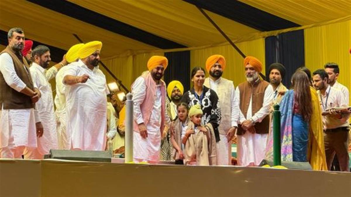 Ferozepur News : CM ਭਗਵੰਤ ਮਾਨ ਨੇ ਹੁਸੈਨੀਵਾਲਾ ਵਿਖੇ ਸ਼ਹੀਦ ਭਗਤ ਸਿੰਘ, ਰਾਜਗੁਰੂ ਤੇ ਸੁਖਦੇਵ ਨੂੰ ਭੇਟ ਕੀਤੀ ਸ਼ਰਧਾਂਜਲੀ