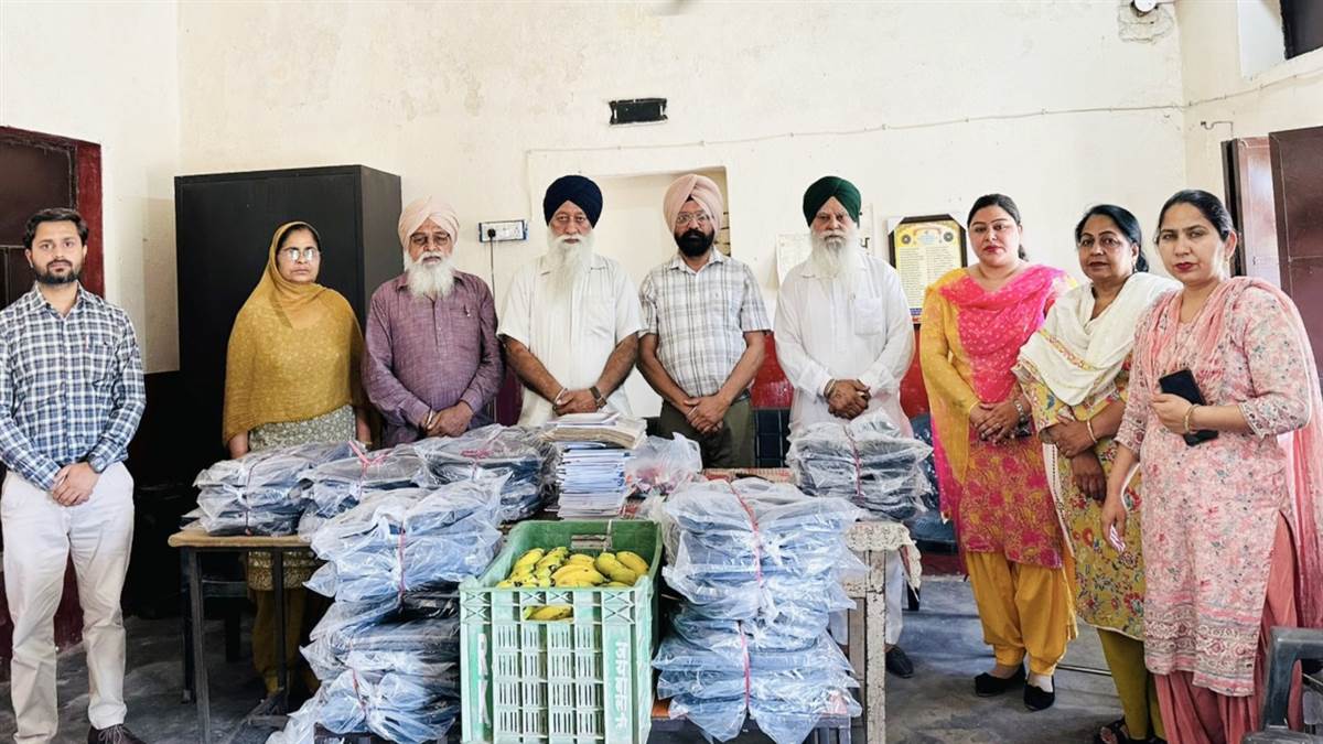 ਪ੍ਰਵਾਸੀ ਵੀਰਾਂ ਨੇ ਸਕੂਲ ਬੱਚਿਆਂ ਨੂੰ ਕੀਤੀ ਸਟੇਸ਼ਨਰੀ ਤੇ ਹੋਰ ਸਮੱਗਰੀ ਦਾਨ