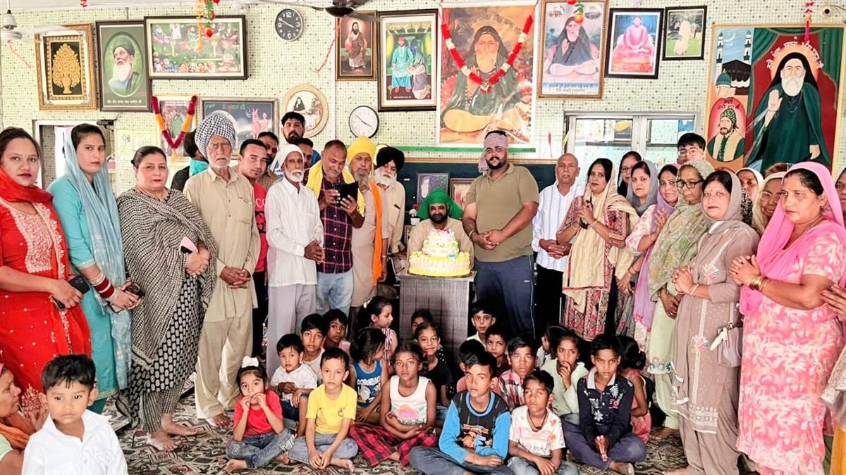 ਸਾਈਂ ਕਰਨੈਲ ਸ਼ਾਹ ਦਾ ਸੰਗਤ ਨੇ ਕੇਕ ਕੱਟ ਕੇ ਮਨਾਇਆ ਜਨਮ ਦਿਨ