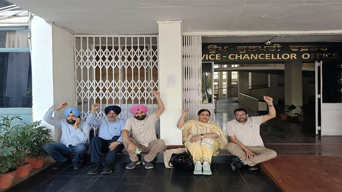 ਪੀਯੂ ਭਾਸ਼ਾ ਵਿਗਿਆਨ ਵਿਭਾਗ ਦੇ ਪ੍ਰੋਫੈਸਰ ਵੱਲੋਂ ਵੀਸੀ ਦਫ਼ਤਰ ਅੱਗੇ ਧਰਨਾ