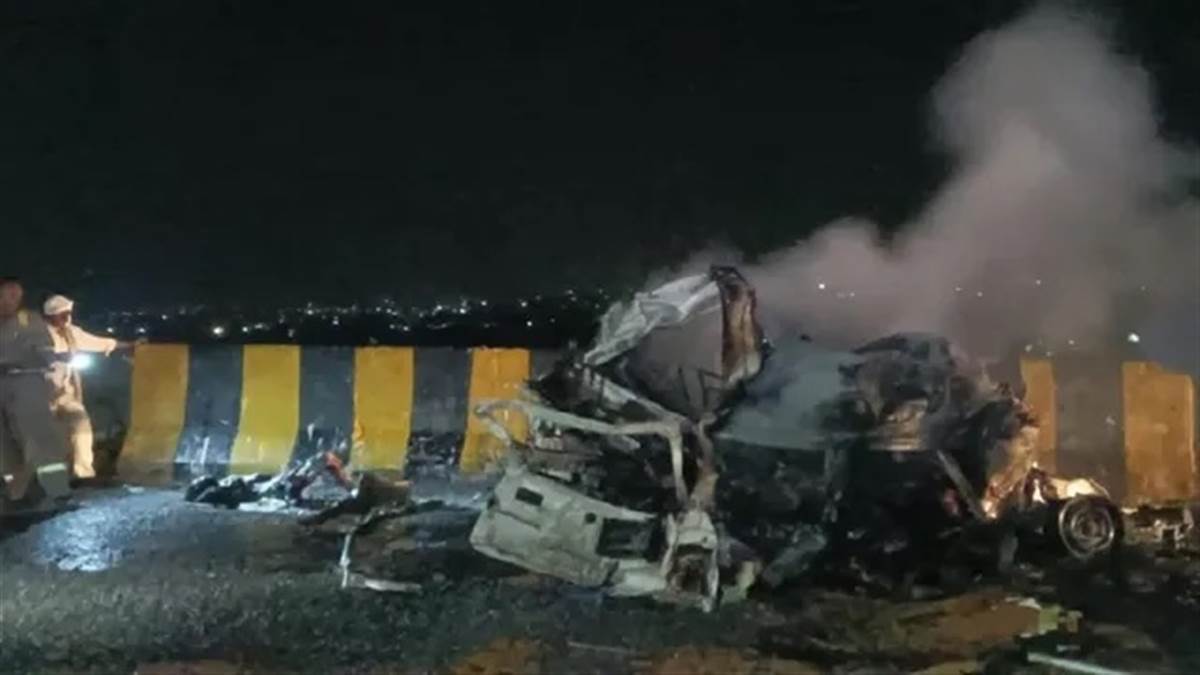 ਮੀਰਜ਼ਾਪੁਰ ਸੜਕ ਹਾਦਸੇ 'ਚ 11 ਮੌਤਾਂ: ਸੜ ਕੇ ਕੋਲਾ ਹੋਈਆਂ ਲਾਸ਼ਾਂ ਦਾ ਪੋਸਟਮਾਰਟਮ ਜਾਰੀ, ਪਰਿਵਾਰਾਂ 'ਚ ਪਸਰਿਆ ਮਾਤਮ