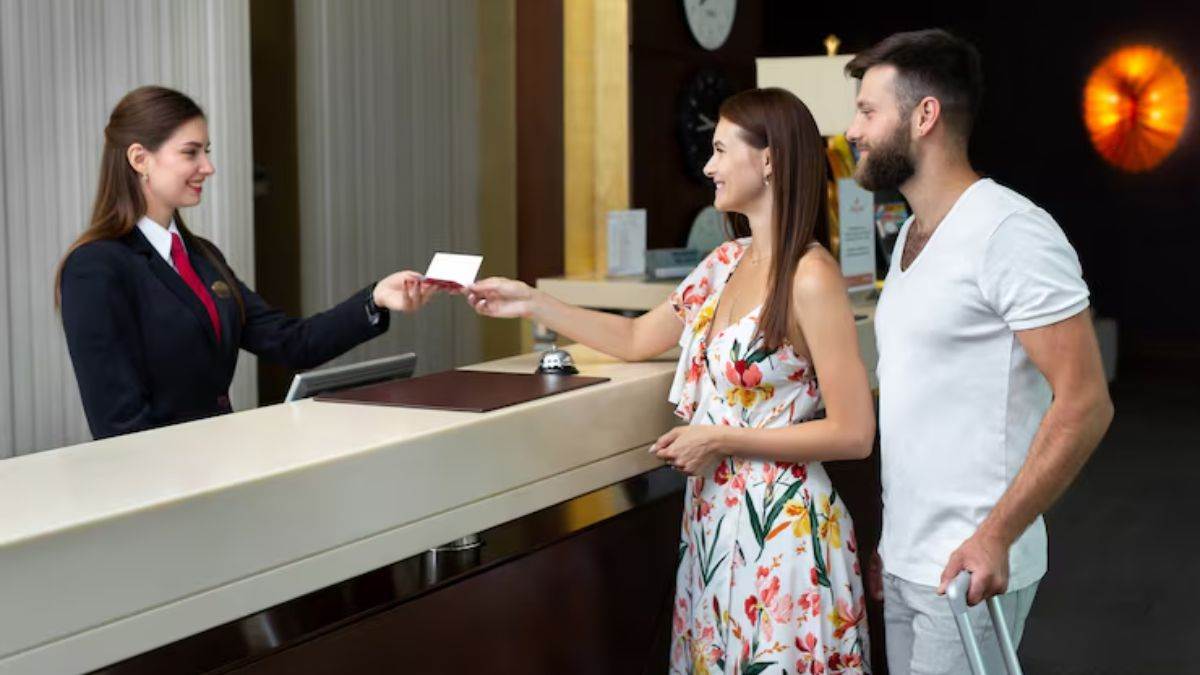 ਹੋਟਲਾਂ 'ਚ ਹਮੇਸ਼ਾ ਦੁਪਹਿਰ 2 ਵਜੇ ਹੀ ਕਿਉਂ ਹੁੰਦਾ ਹੈ Check-In? ਜਾਣੋ ਮਹਿਮਾਨਾਂ ਨੂੰ ਇੰਤਜ਼ਾਰ ਕਰਵਾਉਣ ਦੇ ਪਿੱਛੇ ਦਾ ਅਸਲੀ ਕਾਰਨ