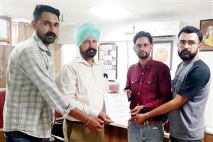 ਫਰਦ ਕੇਂਦਰ ਮੁਲਾਜ਼ਮਾਂ ਨੇ ਮੰਗਾਂ ਸਬੰਧੀ ਡੀਸੀ ਨੂੰ ਸੌਂਪਿਆ ਮੰਗ ਪੱਤਰ
