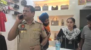Big News : ਫਿਰੋਜ਼ਪੁਰ 'ਚ ਕੱਪੜਿਆਂ ਦੇ ਸ਼ੋਅਰੂਮ 'ਲਿਬਾਸ' 'ਤੇ ਗੋਲ਼ੀਬਾਰੀ, ਘਟਨਾ ਤੋਂ ਬਾਅਦ ਫ਼ਰਾਰ ਹੋਏ ਦੋ ਬਾਈਕ ਸਵਾਰ ਹਮਲਾਵਰ
