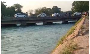 Patiala News : ਪਸਿਆਣਾ ਪੁਲ਼ ਤੋਂ ਨਹਿਰ 'ਚ ਡਿੱਗੀ ਤੇਜ਼ ਰਫ਼ਤਾਰ ਕਾਰ, ਪਤਨੀ ਡੁੱਬੀ; ਫ਼ੌਜੀ ਪਤੀ ਬਚਿਆ