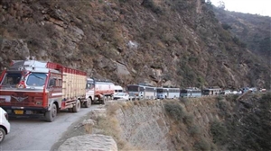 Jammu Srinagar Highway : ਜ਼ਮੀਨ ਖਿਸਕਣ ਤੋਂ ਬਾਅਦ ਜੰਮੂ-ਸ਼੍ਰੀਨਗਰ ਹਾਈਵੇਅ ਫਿਰ ਬੰਦ, ਹਾਈਵੇਅ 'ਤੇ ਫਸੇ ਤਿੰਨ ਹਜ਼ਾਰ ਤੋਂ ਵੱਧ ਵਾਹਨ