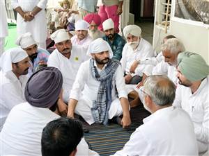 ਨੂਰਸ਼ਾਹ ਵਿਖੇ ਕਿਸਾਨਾਂ ਦੇ ਧਰਨੇ ਵਿੱਚ ਪਹੁੰਚੇ ਸਾਬਕਾ ਵਿਧਾਇਕ ਆਵਲਾ