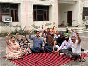 ਤਹਿਸੀਲ ਭੁਲੱਥ ’ਚ ਕਰਮਚਾਰੀਆਂ ਨੇ ਕੀਤੀ ਹੜਤਾਲ