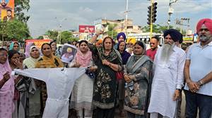 ਅਕਾਲੀ ਦਲ ਇਸਤਰੀ ਵਿੰਗ ਨੇ ਮੁੱਖ ਮੰਤਰੀ ਦਾ ਪੁਤਲਾ ਫੂਕਿਆ