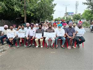 ਬਿਜਲੀ ਕਾਮਿਆਂ ਨੇ ਸਮੂਹਿਕ ਛੁੱਟੀ ਲੈ ਕੇ ਤੀਜੇ ਦਿਨ ਵੀ ਸਰਕਲ ਗੇਟ ਅੱਗੇ ਕੀਤਾ ਪ੍ਰਦਰਸ਼ਨ