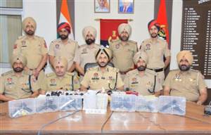 Amritsar News: ਸਰਹੱਦ ਪਾਰ ਤਸਕਰੀ ਮਾਡਿਊਲ ਨਾਲ ਜੁੜੇ ਦੋ ਵਿਅਕਤੀ ਗ੍ਰਿਫ਼ਤਾਰ, ਛੇ ਆਧੁਨਿਕ ਪਿਸਤੌਲ, 1 ਕਿਲੋ ਹੈਰੋਇਨ; 1 ਕਿਲੋ ਅਫੀਮ ਤੇ 10 ਹਜ਼ਾਰ ਰੁਪਏ ਡਰੱਗ ਮਨੀ ਬਰਾਮਦ