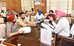 Punjab News : ਸਮਾਜਿਕ ਸੁਰੱਖਿਆ ਵਿਭਾਗ ਨੂੰ ਆਂਗਣਵਾੜੀ ਵਰਕਰਾਂ ਲਈ ਘੱਟੋ-ਘੱਟ 60 ਲੱਖ ਰੁਪਏ ਦਾ ਜੀਵਨ ਬੀਮਾ ਯਕੀਨੀ ਬਣਾਉਣ ਦੇ ਨਿਰਦੇਸ਼, ਵਿੱਤ ਮੰਤਰੀ ਨੇ ਮੁਲਾਜ਼ਮਾਂ ਦੀਆਂ ਮੰਗਾਂ ਦੇ ਹੱਲ ਦਾ ਦਿੱਤਾ ਭਰੋਸਾ