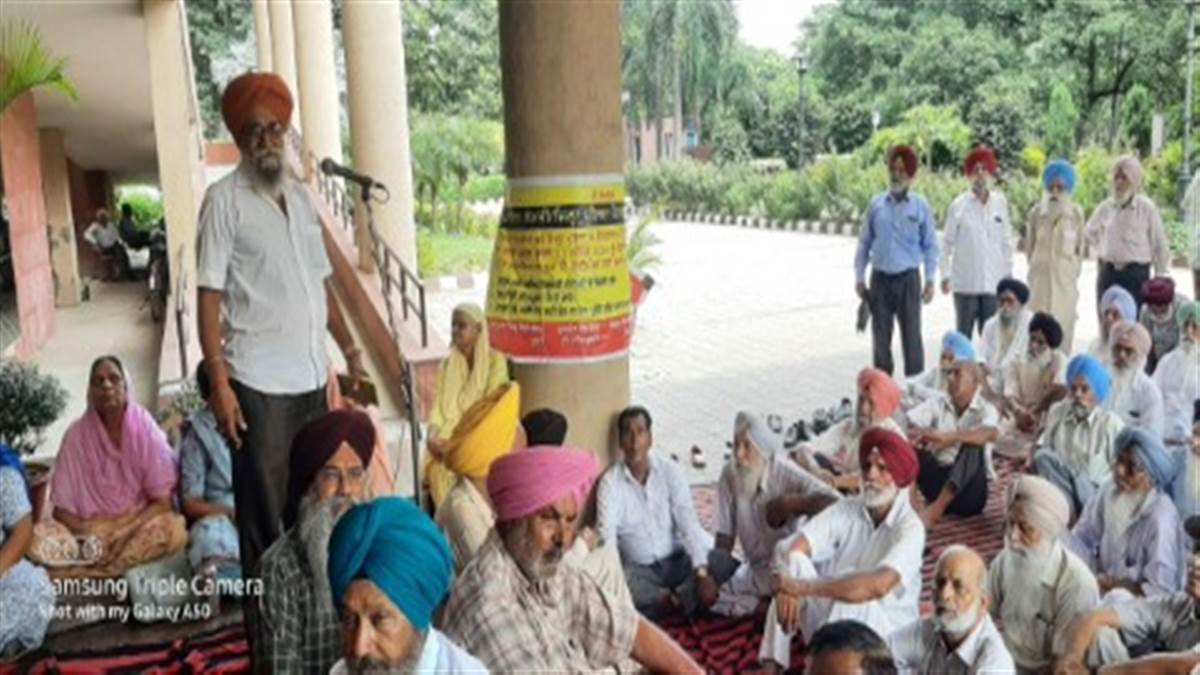 A Sit In Was Held At Vikas Bhawan The Head Office Of The Panchayat Department Punjab