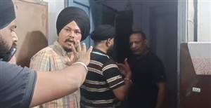 ਬਲਿੰਕਟ ਕਰਮਚਾਰੀਆਂ ਵਿਚਕਾਰ ਝੜਪ, ਪੁਲਿਸ ਸਟੇਸ਼ਨ ’ਤੇ ਵੀ ਹੰਗਾਮਾ