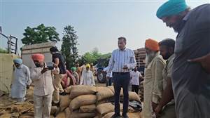 ਡਿਪੂਆਂ ਤੇ ਭੇਜੀ ਜਾ ਰਹੀ ਖਰਾਬ ਕਣਕ ਦੀਆਂ ਟਰਾਲੀਆਂ ਕਿਸਾਨਾਂ ਘੇਰੀਆਂ